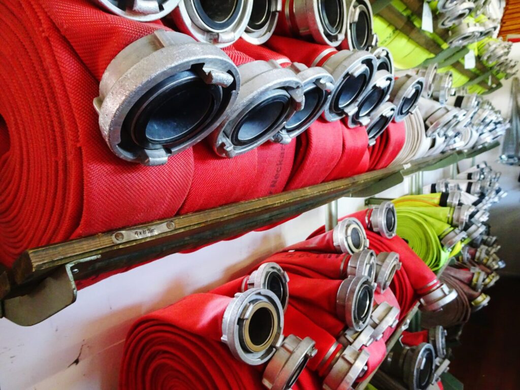 Mangueira de incêndio 15 metros: principais aplicações em indústrias e edifícios
