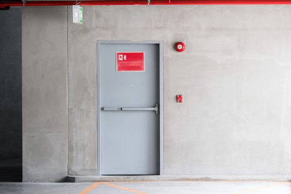 Como funciona a porta corta-fogo e por que ela é essencial em edificações