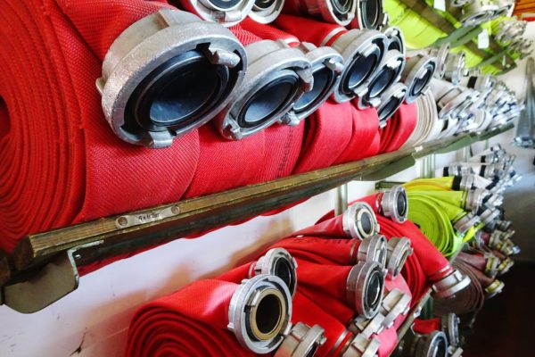 Mangueira de incêndio 15 metros: principais aplicações em indústrias e edifícios